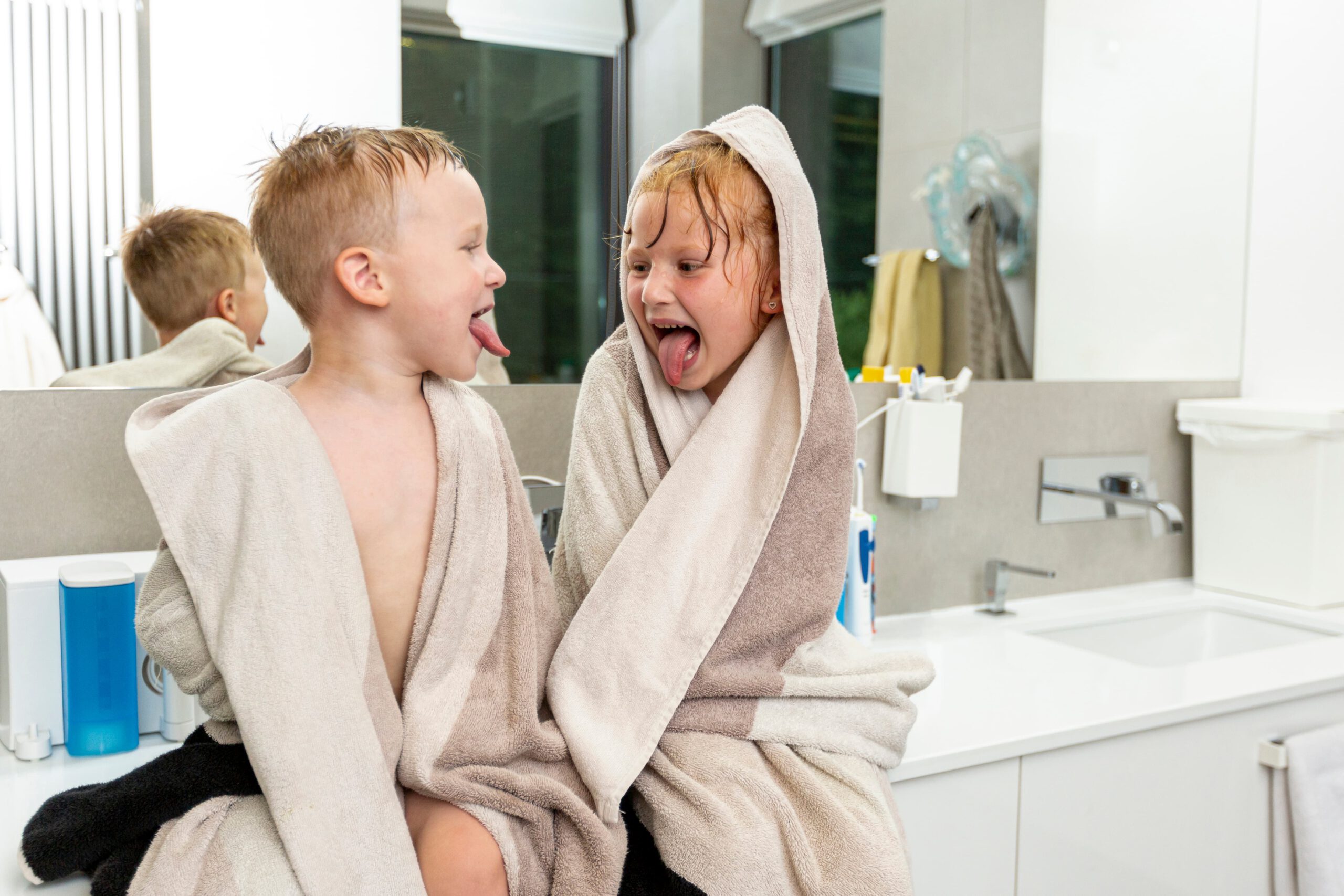Diversión sin preocupaciones: Platos de ducha seguros para baños con niños