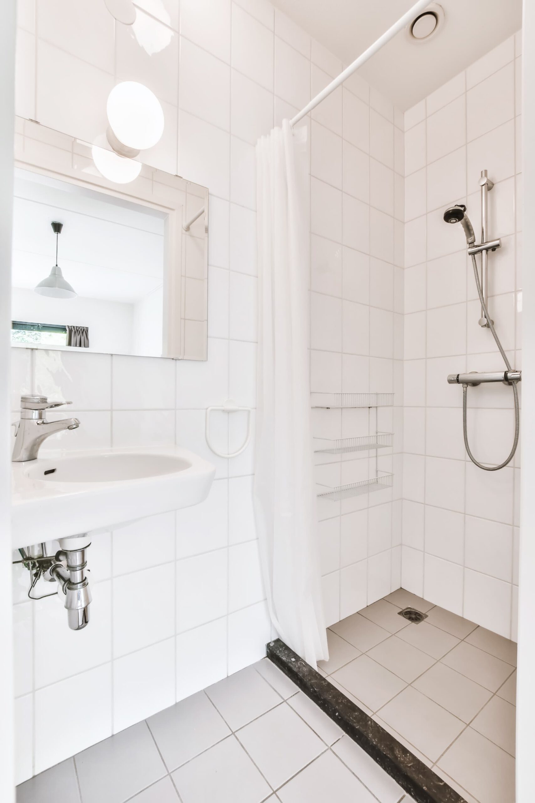Maximiza tu espacio: El impacto de una ducha en baños pequeños